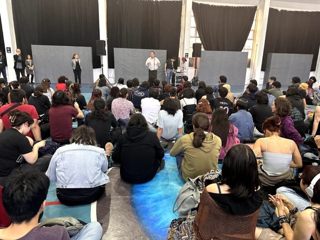 José Sanfuentes, rector de I.P. ARCOS, junto a estudiantes durante la asamblea convocada el día viernes 4 de octubre.