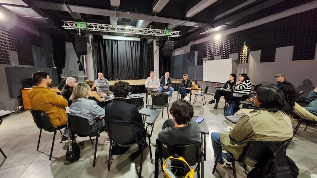 José Sanfuentes, rector de I.P. ARCOS, junto a los/as docentes de la Escuela de Cine y Audiovisual.
